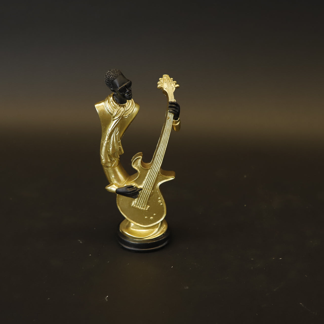 HCHD8573 - Gold Musician Playing Guitar