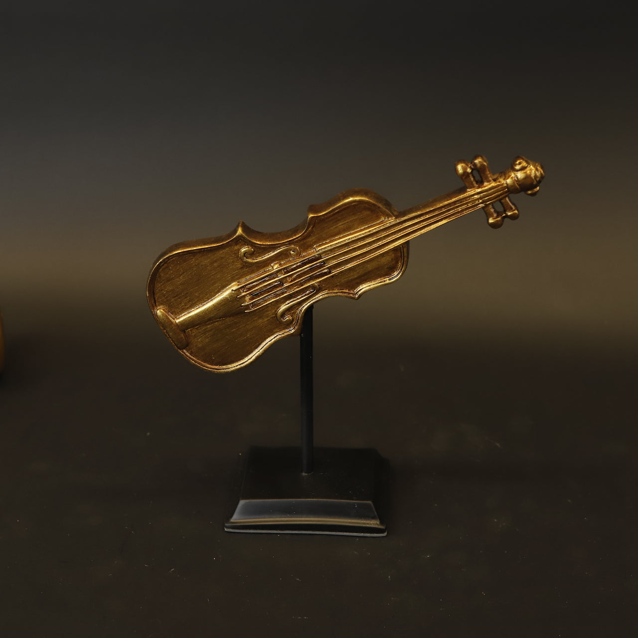 HCHD9107 - Gold Violin on Stand